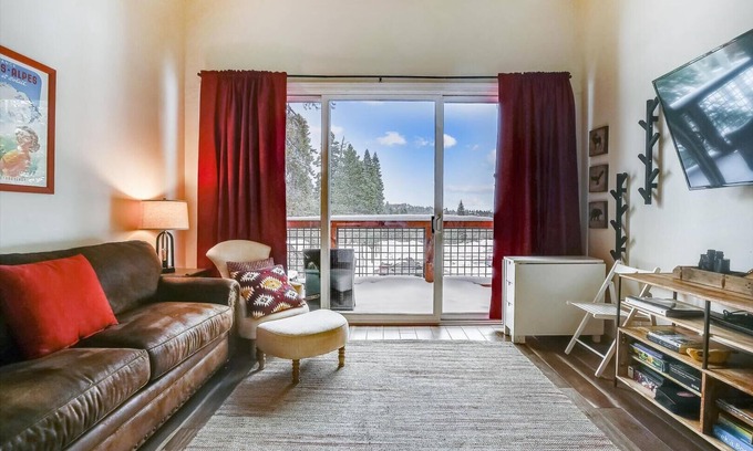 Truckee Condominio | ¡EXCELENTE UBICACIÓN! A dos pasos del loft Tahoe Donner de la zona de esquí alpino, perfecto para excursiones de verano. Recientemente renovado. Todos los servicios incluidos! Acceso y pases para natación, golf, senderismo, tenis y mucho más.