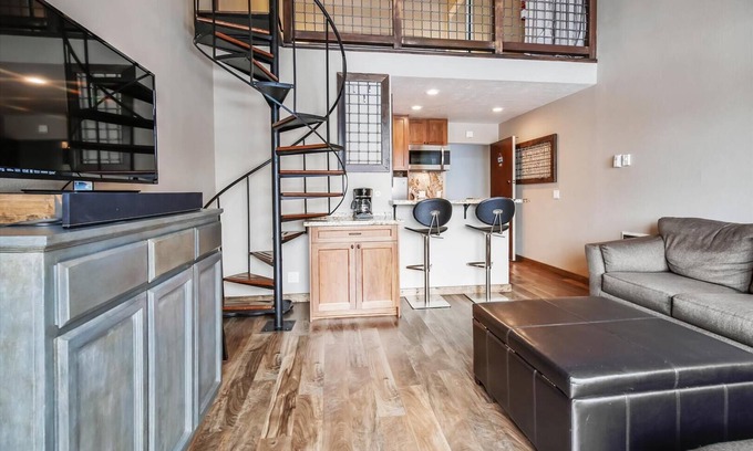 Truckee Condominio | Estudio Lofted en Tahoe Donner Lodge, recientemente remodelado. ¡Acceso para senderismo, ciclismo, natación, golf y mucho más!