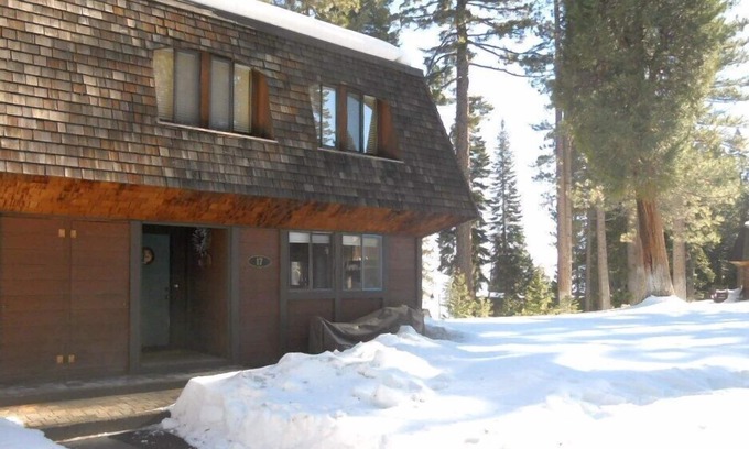 Tahoe Tavern Condominio | Unidad Tahoe Tavern End en césped