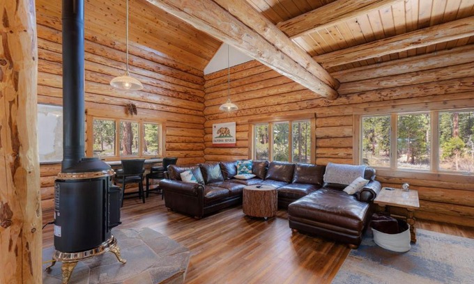 Kings Beach Casa | Tahoe Wanderer - 3 BR Luxury Log Cabin with Additional Loft, Private Hot Tub
