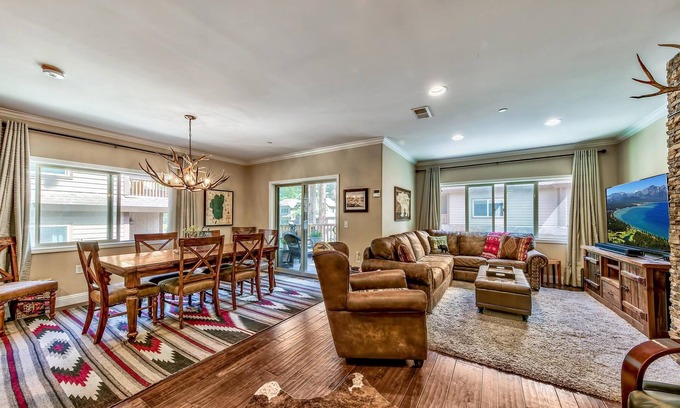 South Lake Tahoe Casa | Tahoe Woods # 502 en Stateline - ¡Nuevo! A pie de lago, pueblo celestial, pendientes