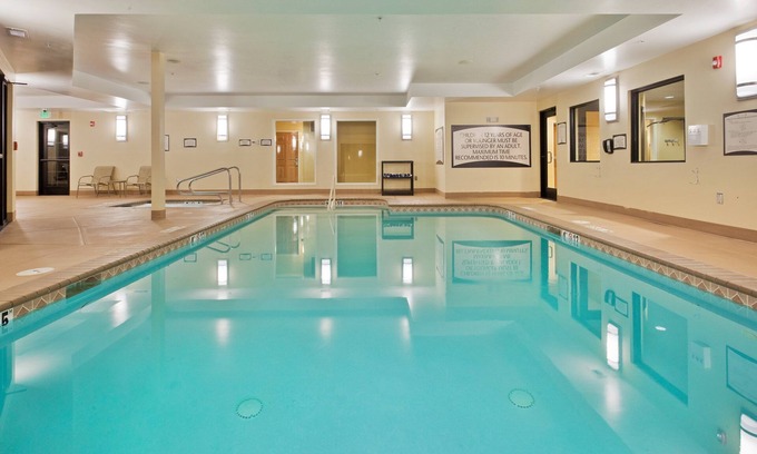 Reno/Tahoe Airport Condominio | Take a dip in the Shared Pool! Near Reno-Sparks Convention Center | 1 Bedroom Suite