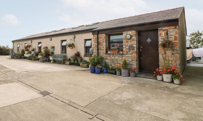 Bodorgan Cabaña | TALCAEN STABAL, family friendly, with hot tub in Malltraeth