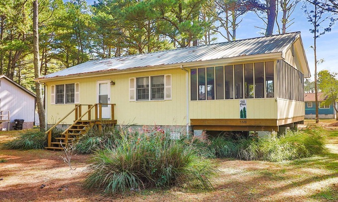 Chincoteague Casa | Tall Pines - Pet friendly; Screened porch!