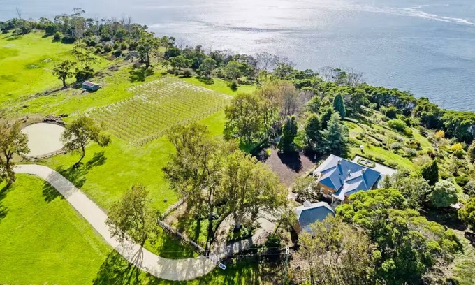 Northern Tasmania Casa | Tamar Valley Wine Route - Pointe Rapidé Estate & Vineyard. Serenade your Soul.