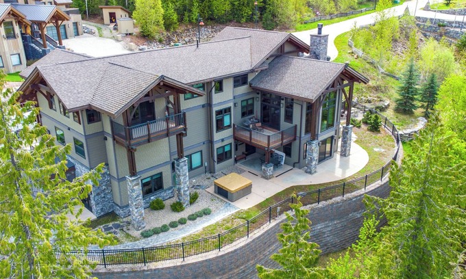 Revelstoke Cabina | Tamarack Lodge: Luxury Timber Frame Ski Lodge at Mountain Resort