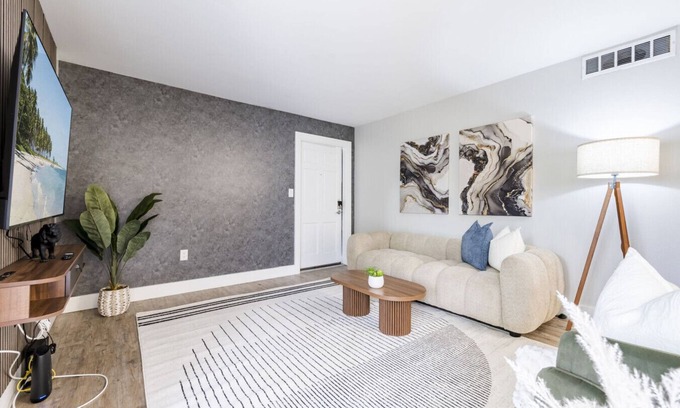 Beach Park Apartamento | Tampa Getaway | 2 King Beds, Pool & Fitness Ctr