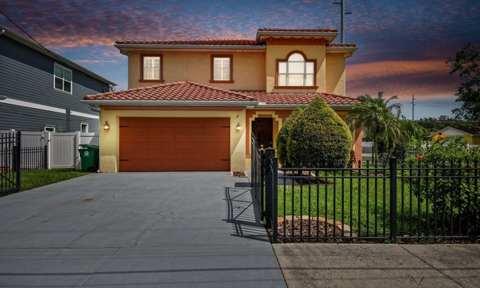Ballast Point Casa | Tampa "Good Times" Home+GameRoom, Sleeps 12, 4br/3.5bth, Great Location/Backyard