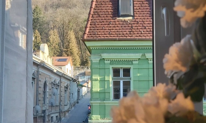 Brasov City Centre Apartamento | Tampa View - one-bedroom apartment in center of Brasov