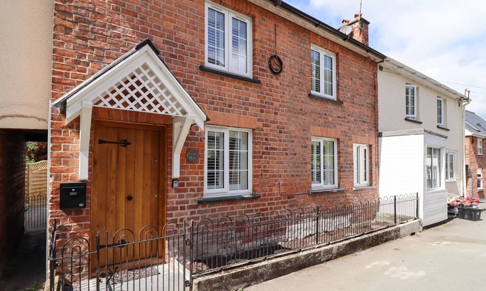 Welshpool Cabaña | TAN Y DDOL, family friendly, with open fire in Llanfair Caereinion