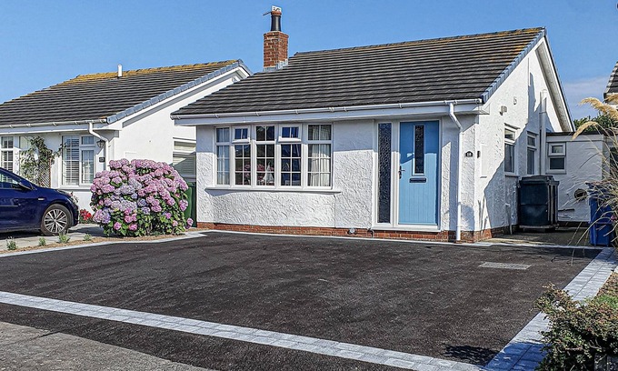 Rhosneigr Cabaña | Tan Y Wylan - a bungalow that sleeps 6 guests in 3 bedrooms