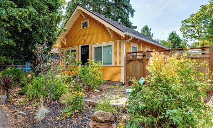 Whiteaker Casa | Charming Tangerine Eugene Guesthouse in Central Eugene with AC