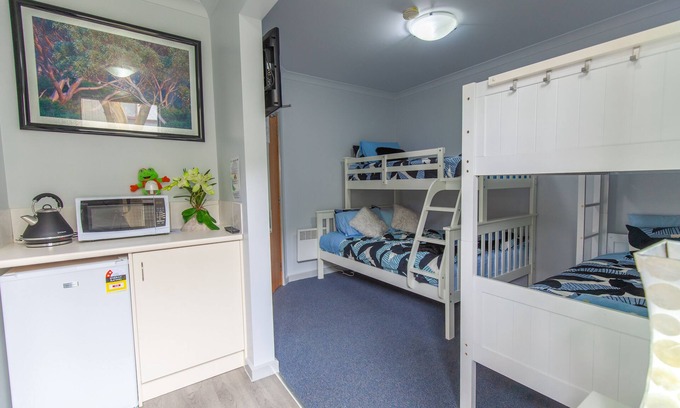 Baw Baw Village Cabina | Tanjil Creek Lodge - Bedroom 1 (modern, ensuited with kitchenette)