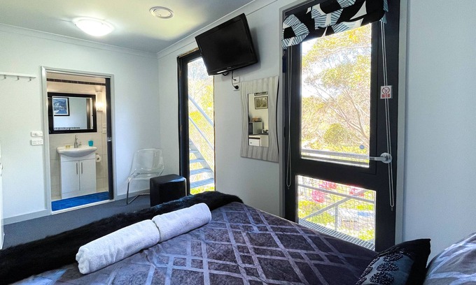 Baw Baw Village Cabina | Tanjil Creek Lodge - Bedroom 4 (Small Family or Couples Retreat)