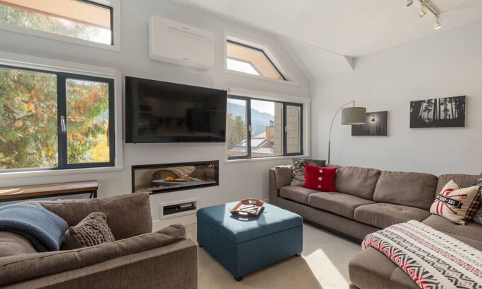 Whistler Village Apartamento | Tantalus Penthouse | Mountain & Village Views