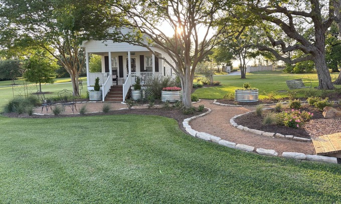 Brenham Cabaña | Tara Farms Cottage. Peaceful Retreat on 50 Acres. Soaking Tub + Trails