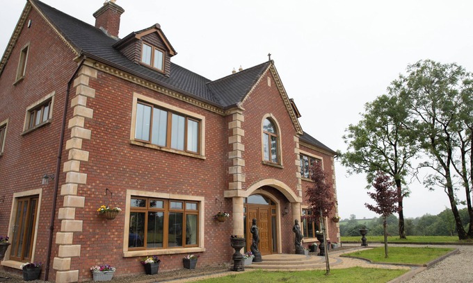 Omagh Casa | Tara Manor - Family gatherings, intimate weddings, golfing trips & hen parties