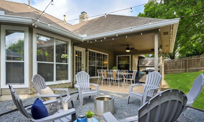 Wells Branch Casa | 'Tara Sue'- Pet-Friendly 3BR Home! Game Room | Desk Space | Smokeless Fire Pit!