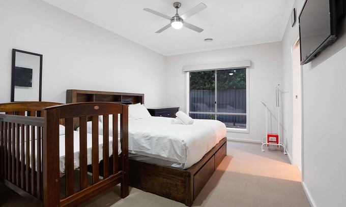 Tarneit Casa | Tarneit Grove Family Home with Home Theater