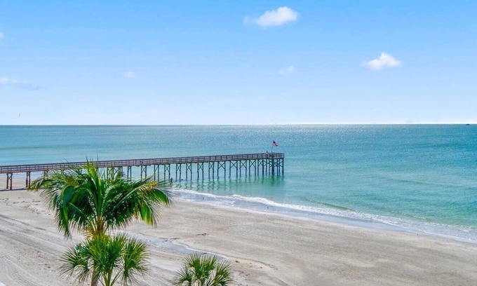 Redington Beach Condominio | Tarpon Sky Lounge Luxury Beachfront Penthouse in Redington Beach FL