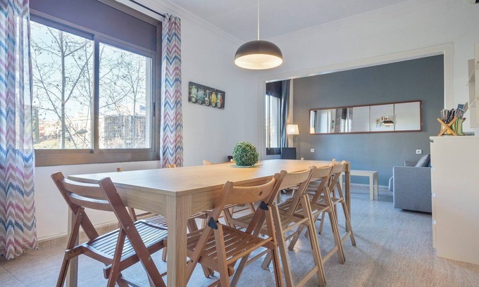 La Nova Esquerra de l'Eixample Apartamento | TARRADELLAS 3, PARA 14 PERSONAS, muy cerca Estació de Sants, llegada tren aeropuerto, muy bien comunicado y rodeado de comercios y restaurants