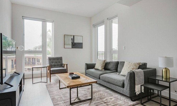 East Pasadena Apartamento | Tasteful 1BR w/ Gym & Elev, nr Dining & Bars, by Blueground
