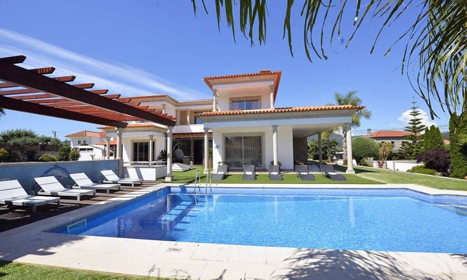 Apulia e Fao Villa | Tasteful Braga Villa | 4 Bedrooms | Villa Helena | Private Pool & Close to Amenities | Esposende