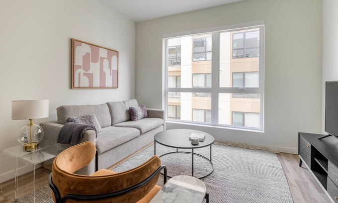 Hayward Apartamento | Tasteful Hayward 2BR w/ Heated Pool, near Shops & Dining, by Blueground