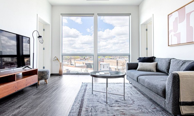 Logan Square Apartamento | Tasteful Logan Square 2BR w/ Gym, Roof Deck, 1 block to L, by Blueground