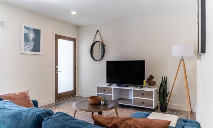 Redondo Beach Apartamento | Tasteful Redondo Beach 2BR, walk to Shops & Restaurants, by Bluueground