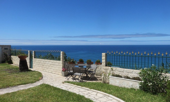 Vale Furado Apartamento | Apartamento amueblado con buen gusto y con una vista única del Atlántico.
