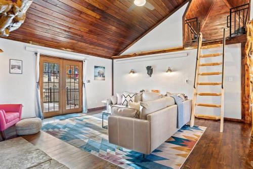 Custer Casa | Tatanka Hideaway Hot Tub Pool Table Massive Space