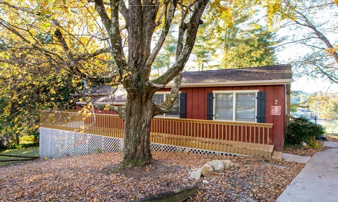 Flat Rock Cabina | Tators Inn-Rustic&Pet Friendly Cabin in Bonclarken