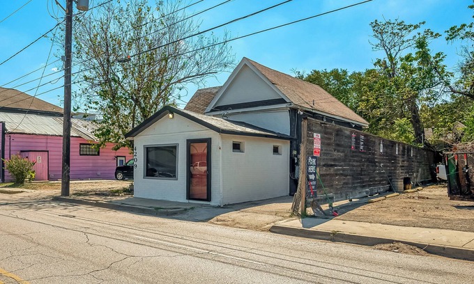 Washington Ave./ Memorial Park Apartamento | Tattoo Studio-this converted tattoo studio faces all the Washington Ave action