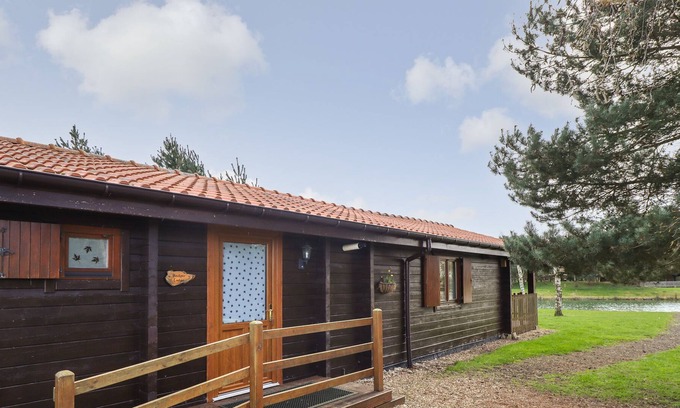 Lincoln Cabaña | TAWNY LODGE, pet friendly, with a garden in Bardney