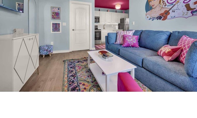 Hope Gardens Apartamento | Taylor Swift Themed Apartment!