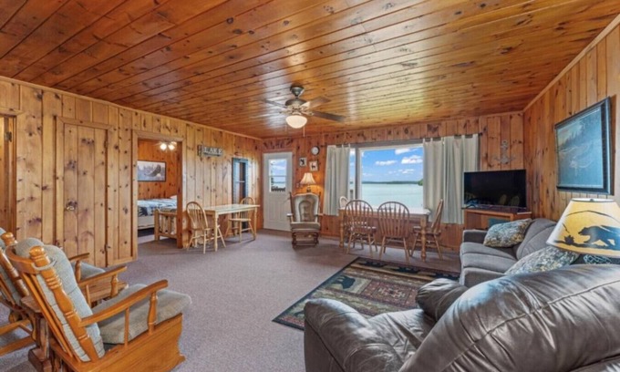 Phelps Cabina | TB1 Thunder Bay Resort Cabin 1