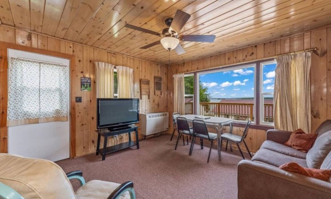 Phelps Cabina | TB5 Thunder Bay Resort Cabin5