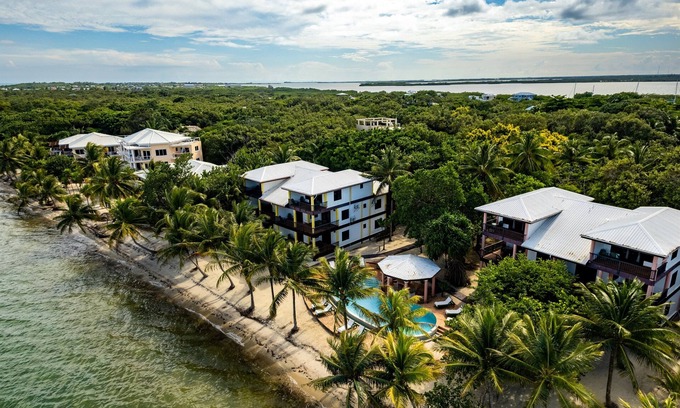 Placencia Complejo | TBS Whole Complex- Beachside-20 Room Large Complex
