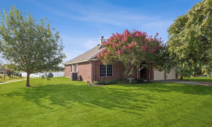 Denton Casa | TCH - Charming 3bd/2ba home in Denton w/ Workspace
