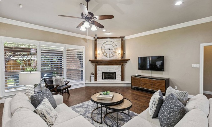 Southwest Carrollton Casa | TCH - Spacious 4bd/4ba home in Carrollton w/Office