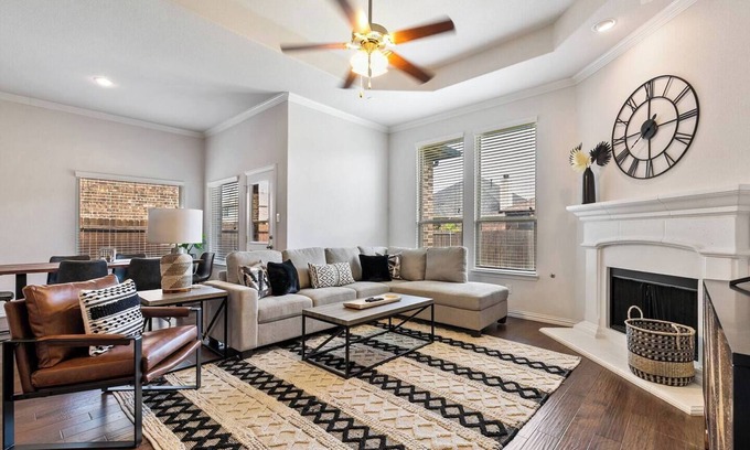 Keller Casa | TCH - Spacious 5bd/3ba in Fort Worth w/ Workspace