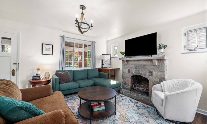 Sewickley Casa | tCharming Sewickley Village House, 2BR + Office/Futon, Walk to Shops