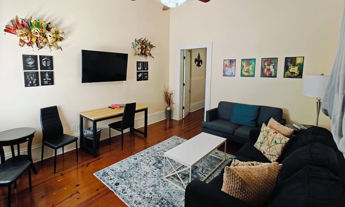 East Riverside Casa | Tchop1. Uptown|Classic|Blocks to Brewery/Magazine