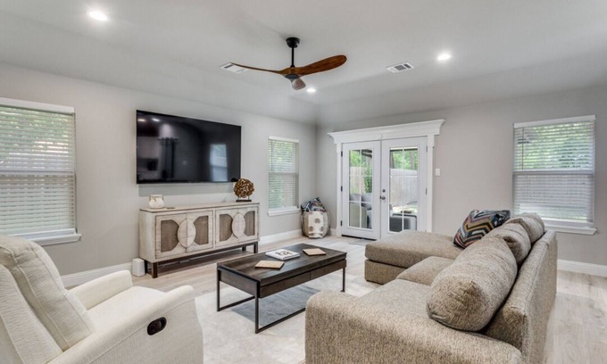 Fort Worth Casa | TCU Walkable! 4BR, Food and Fun!