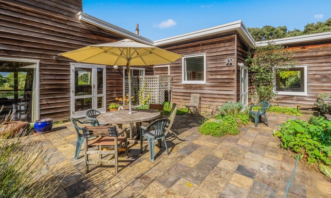 Te Horo Beach Casa | TE HORO BEACH RETREAT - TE HORO BEACH HOLIDAY HOME in Te Horo Beach