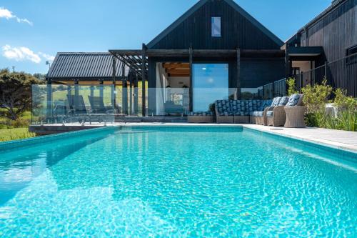 Omiha Casa | Te Whau Retreat - Main House - Be My Guest Waiheke