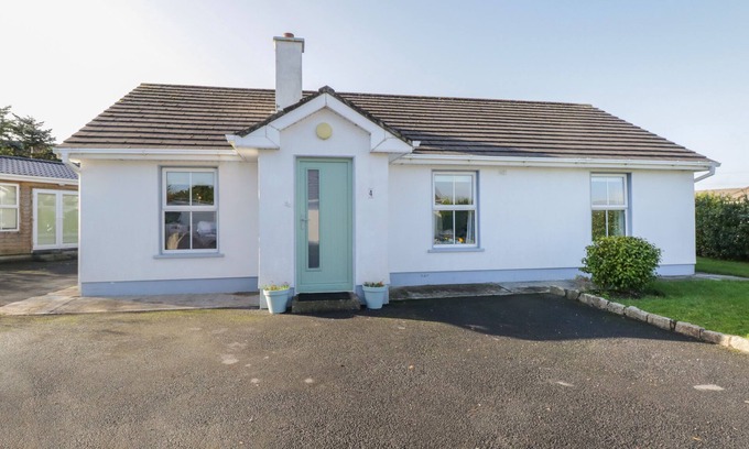 Carraroe Cabaña | TEACH TEOLAI, pet friendly, with open fire in Carraroe, County Galway