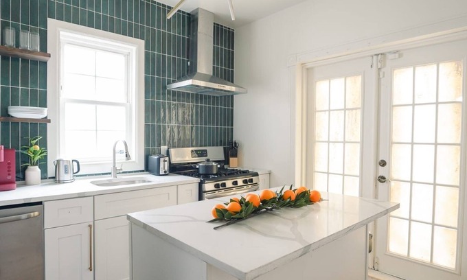 Elizabeth Apartamento | Teal Lux: New 2-bedroom apartment in downtown Elizabeth with AC, WiFi