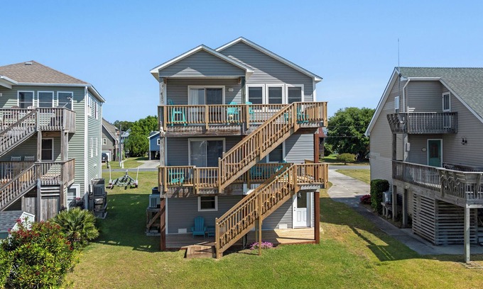 Colington Harbour Casa | Tech na Mara: Ensuite Bedroom | Private Boat Dock